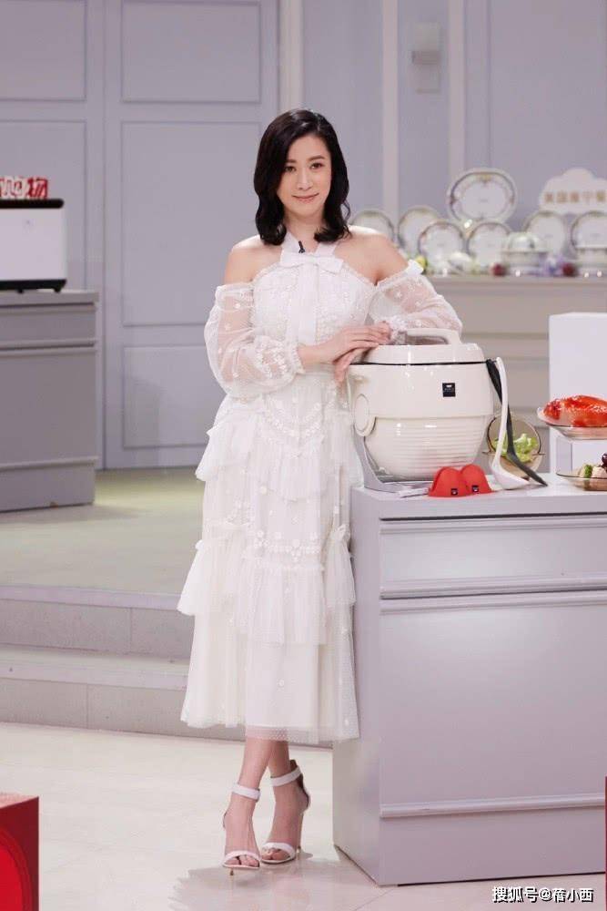 亮点|佘诗曼气质在根本不用扮嫩，穿T恤配阔腿裤走机场，哪像75年的？