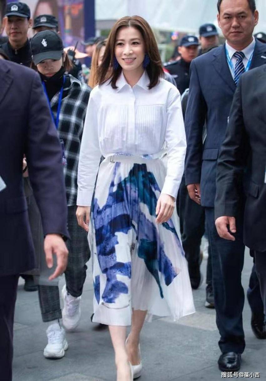 亮点|佘诗曼气质在根本不用扮嫩,穿T恤配阔腿裤走机场,哪像75年的?