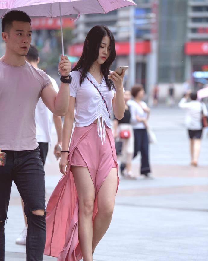 设计|苗条女生的“开叉裙”，既显身材又有个性，宛如“出水芙蓉”！