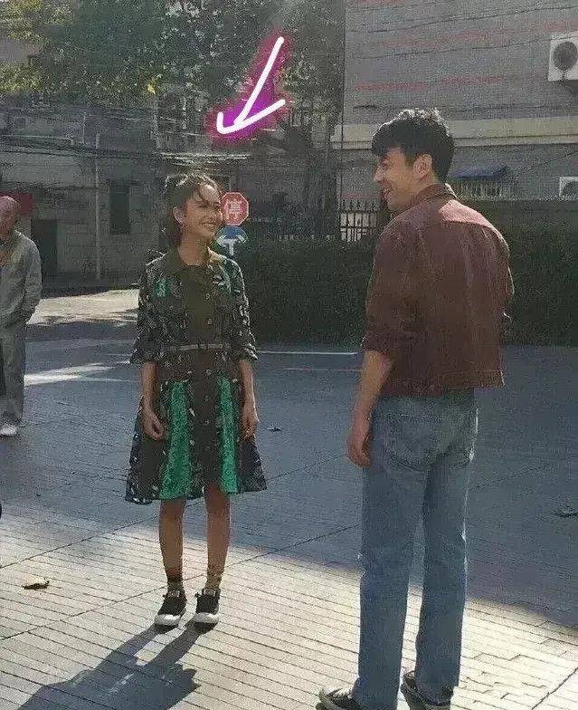 竹杆|佟丽娅录节目被拍，穿短裙瘦成竹杆腿，脸松弛老态也出来了！