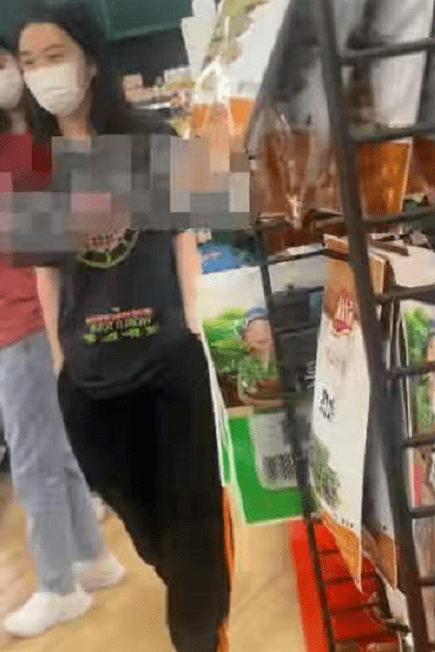 进行|15岁李嫣比王菲还潇洒!穿休闲装跟奶奶逛超市,五官像翻版李亚鹏