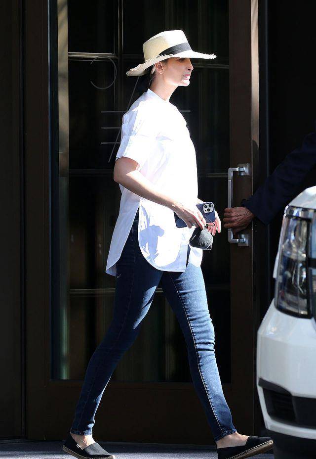 满中来|伊万卡穿白色衬衣搭牛仔帽,身材高挑,气质清新又迷人