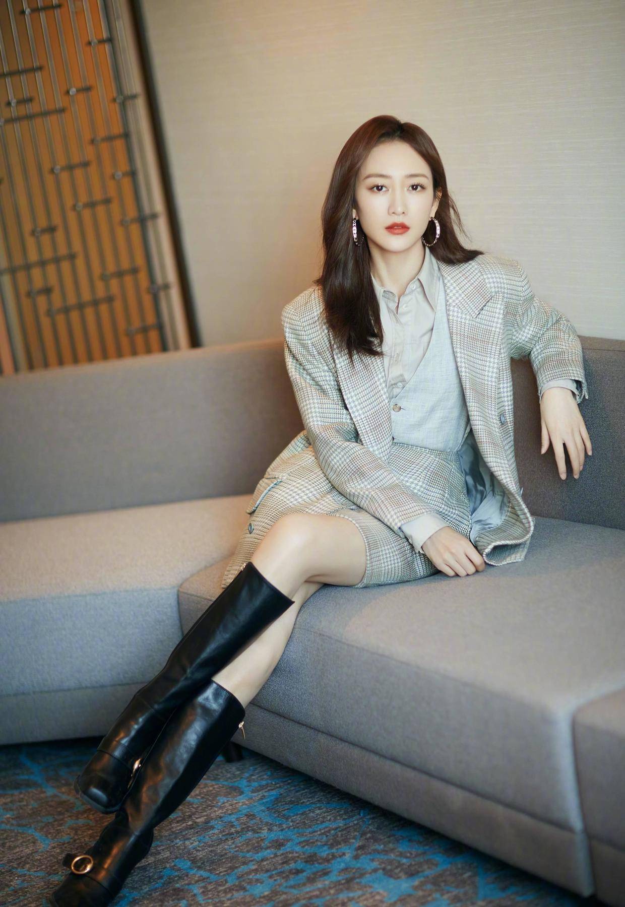 原创王鸥打扮太有女团味白色上衣配黑色喇叭裤飒爽酷炫真美