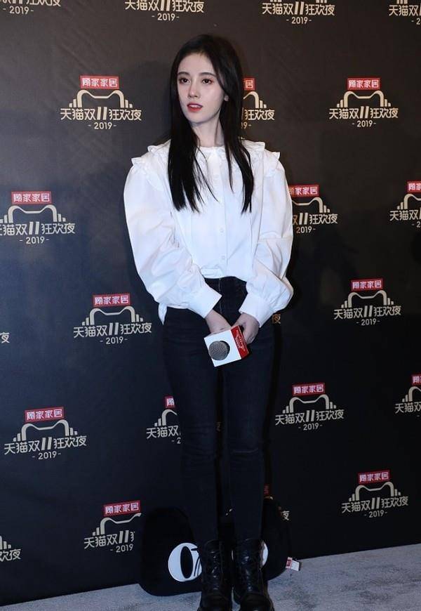 黑色|鞠婧祎虽然身材娇小，但这比例真让人羡慕，穿短裙露大长腿太迷人