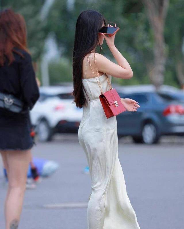 女士|长发美女身穿吊带裙，展现了迷人的风采，多姿的身材！
