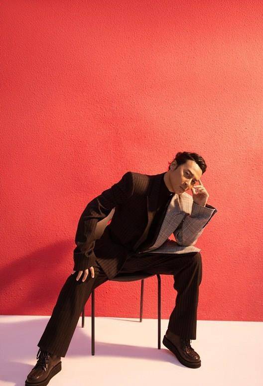 挺阔|陈志朋真厉害，穿大衣紧身衫秀小腰，把“乖乖虎”苏有朋都比下去