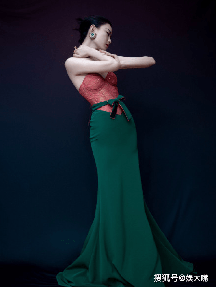 张天|女星礼服撞衫大比拼：张天爱身材太魔鬼，倪妮是大家的“克星”！
