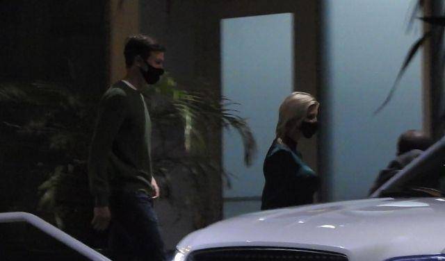 身材|伊万卡穿墨绿色开衩礼裙高贵优雅,展现完美身材,太迷人了