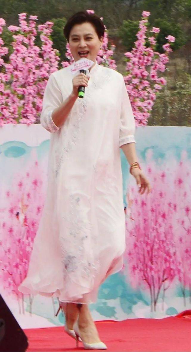 身材|58岁李玲玉真敢穿，穿一身大红裙参加活动，秀出事业线完全没赘肉