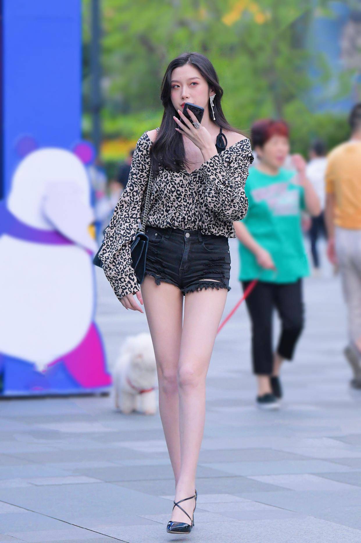 变化|不要纠结小姐姐们穿的是热裤还是短裤，漂亮迷人就行了