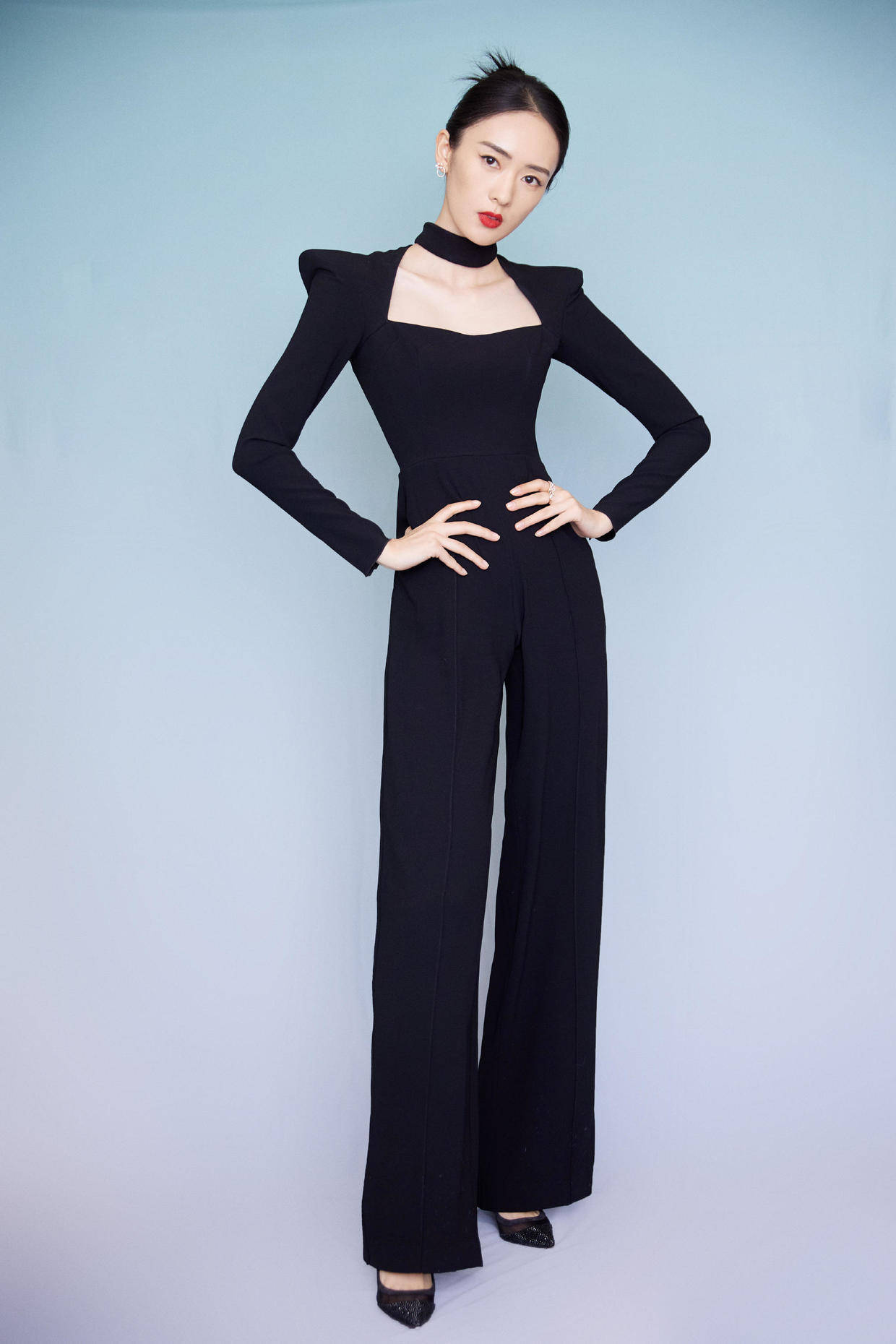 原创童瑶这打扮用力过猛一身蓝绿色碎花套装简约大气可惜有点显老