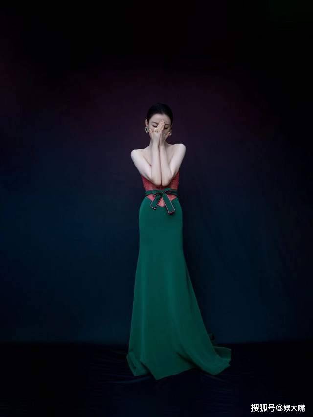 张天|女星礼服撞衫大比拼：张天爱身材太魔鬼，倪妮是大家的“克星”！