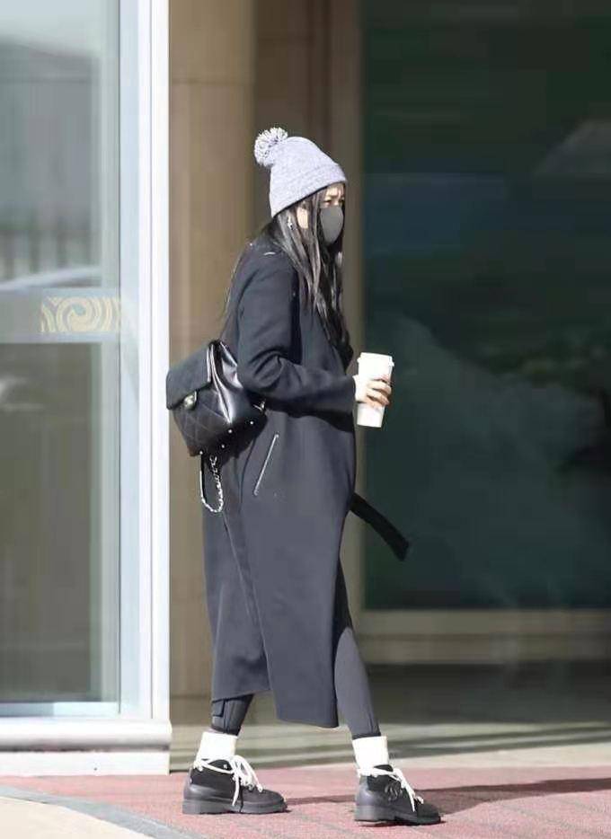 显得|真正高级的女人，秋冬从来不穿这3种“衣服”，廉价低级还掉价