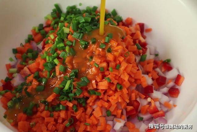 做法|1个洋葱，3个鸡蛋，手不沾面，10分钟搞定全家早餐，比手抓饼好吃