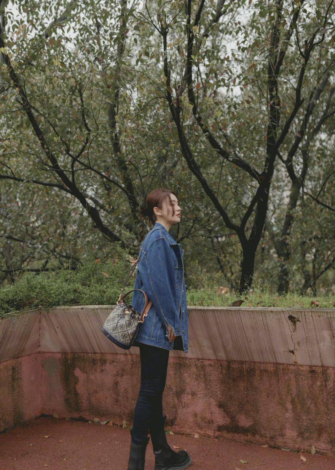 服装|袁姗姗衣品好到爆，穿“塑料”衬衣配黑直锁骨发，清纯又迷人