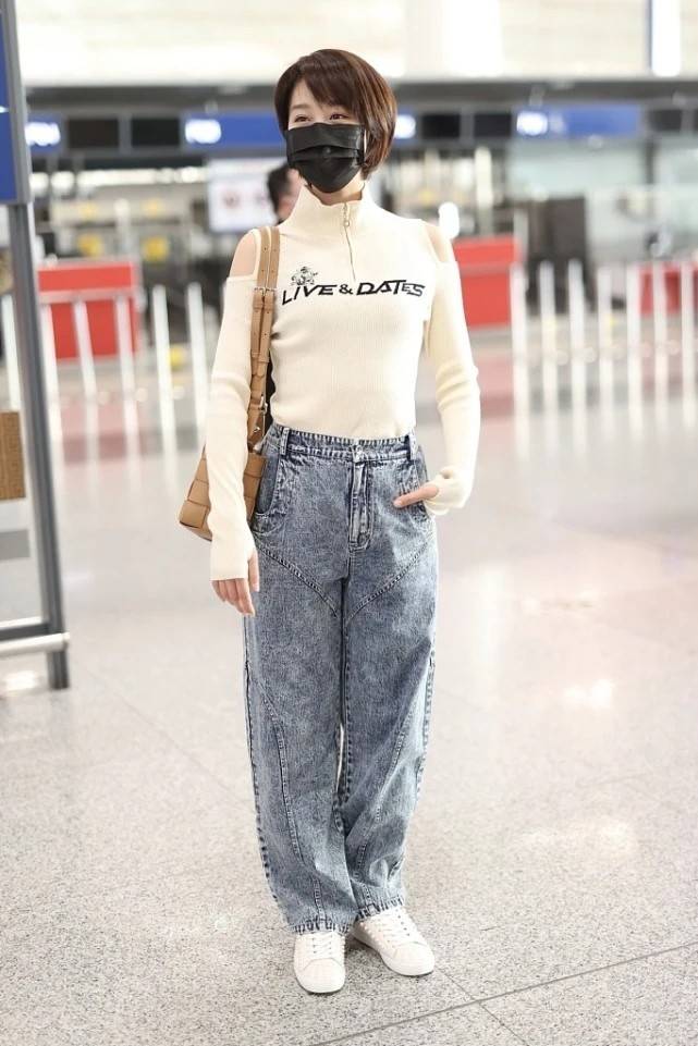 黑色|蓝盈莹为显高拼了，穿“挖边”裙还提这么老高，别说，还真挺有效