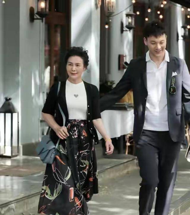 大气|60岁女人更要穿出优雅，这位姐姐的穿搭精致养眼，端庄大气显年轻