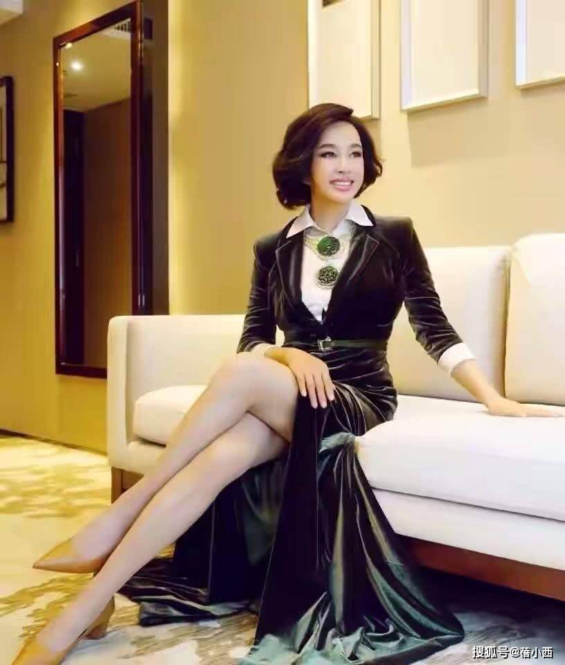 黑色|刘晓庆完全忽略了奶奶的年龄,成功秀出“傲人”身材,穿搭好惊艳