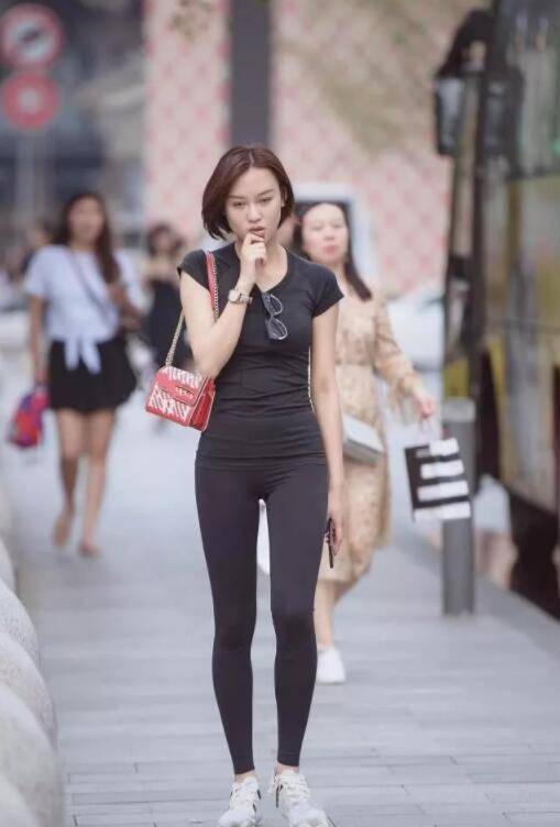 黑色|美女爱逛街，苗条身材穿打底裤更时尚，打造属于你的美