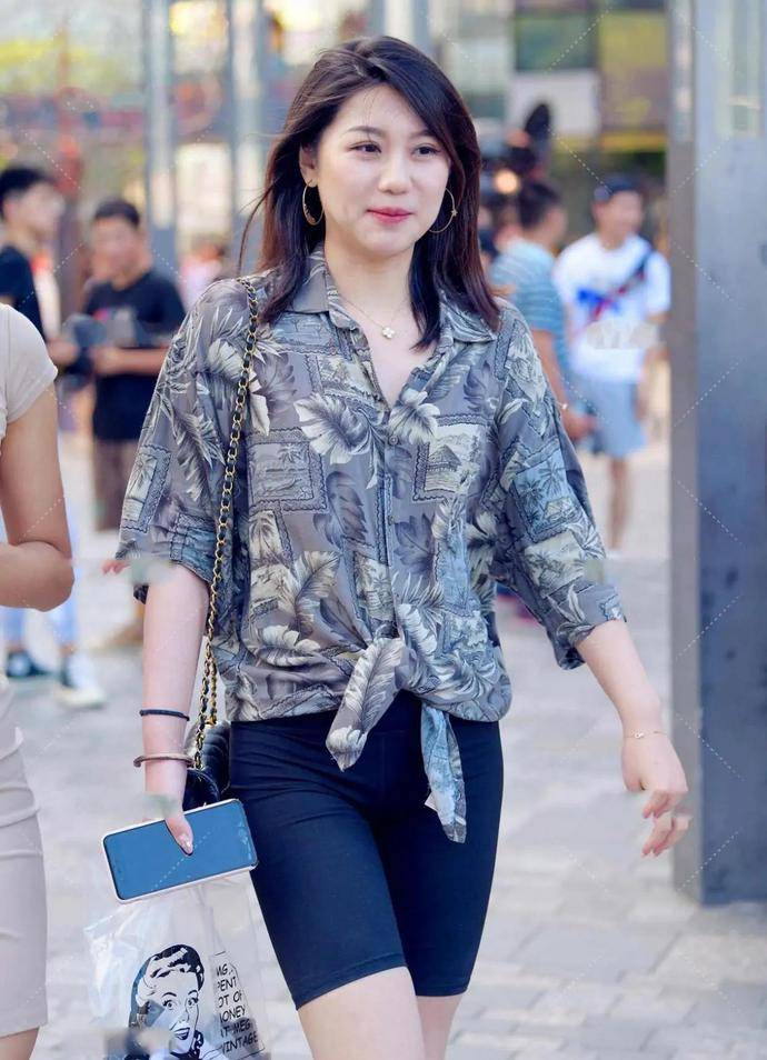 出其不意|美女更爱五分裤，显身材有气质，出其不意的组合才是亮点！