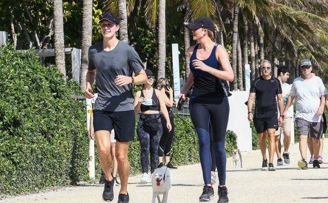 身材|伊万卡穿墨绿色开衩礼裙高贵优雅,展现完美身材,太迷人了