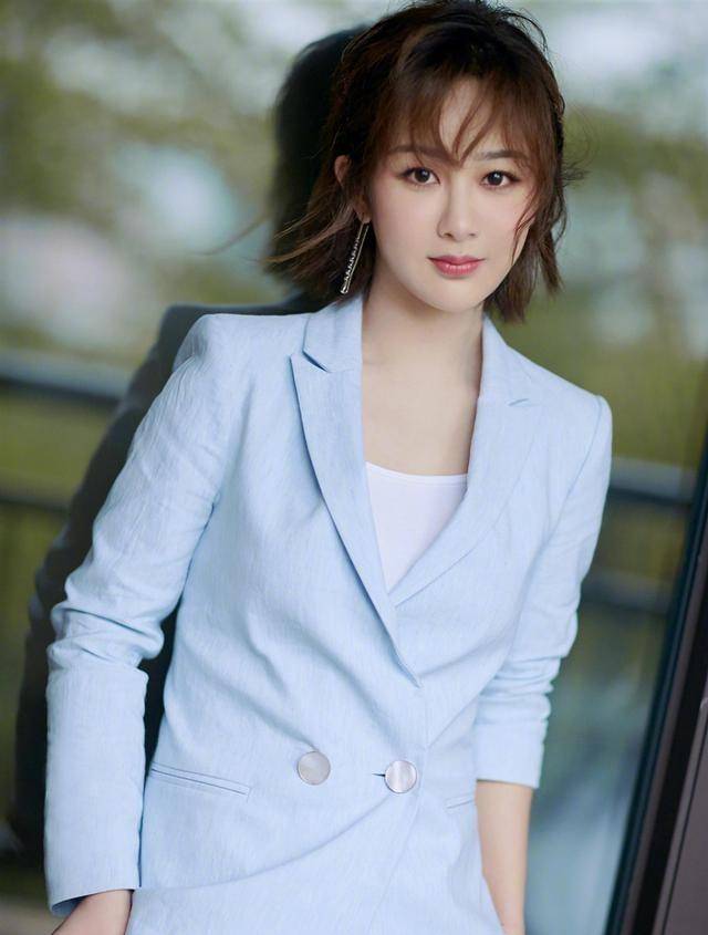 黑色|女人过了50岁，出门少穿这3种“装嫩色”，显胖俗气还掉价