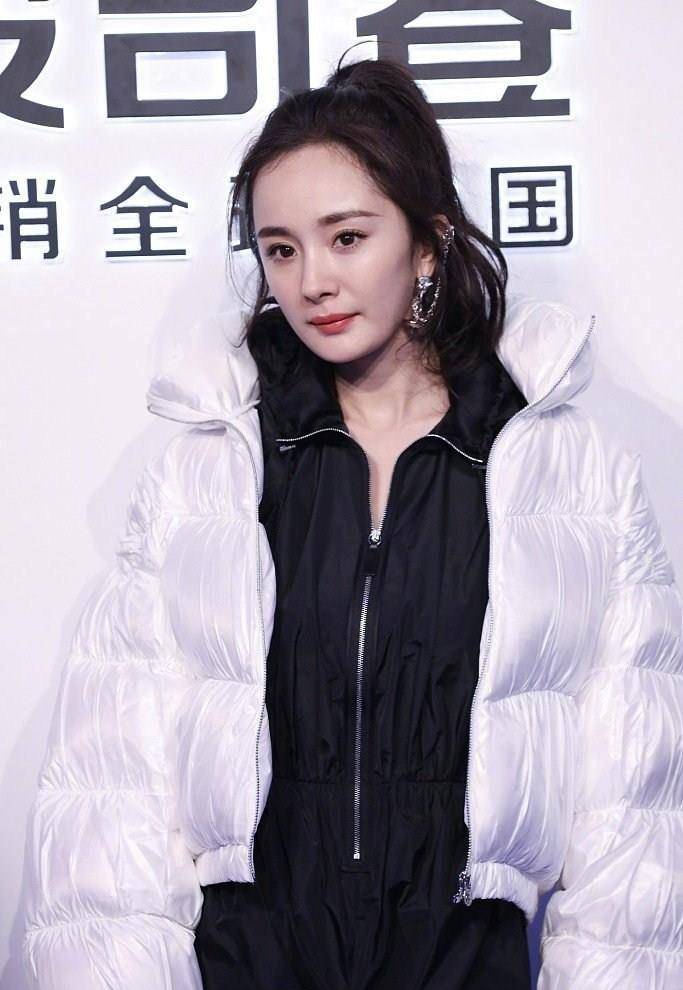 slay|杨幂现身看秀slay全场，罕见连体短裤配6259过膝靴，把风头都抢了