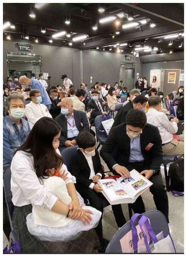 郭晶晶|郭晶晶晒得好黑，一家现身她口罩和脸一个色，女儿俏皮踩妈妈脚丫