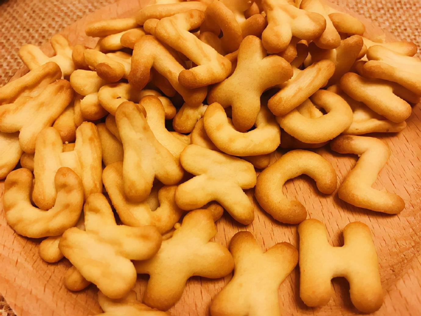 吃字母餅乾的糾結時刻 熱愛美食 第1张