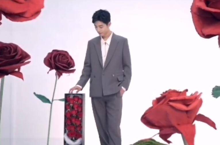 广告|肖战Roseonly拍摄花絮公开 被玫瑰围绕的迷人绅士