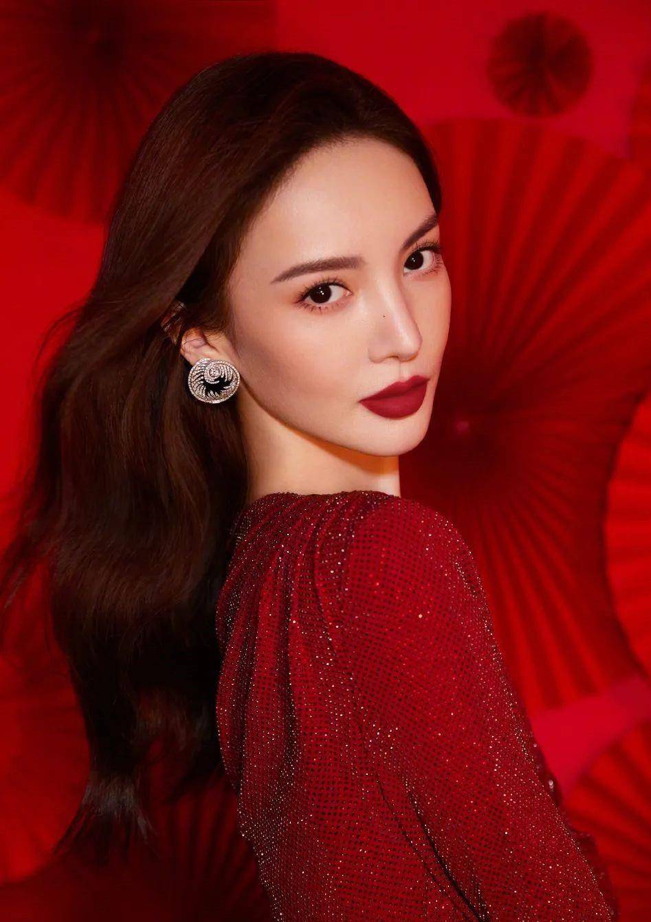 系列|今夏火了一种颜色叫：荔枝红，显白又优雅，明星早就穿上了