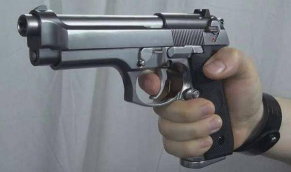 1.伯莱塔92f型手枪,这款手枪全长217毫米,重达0.