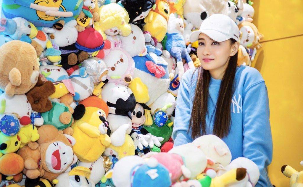 衣裙|陈德容罕见晒上班照，蛋糕裙踩“金靴”，不惧镜头双手环抱太惊艳