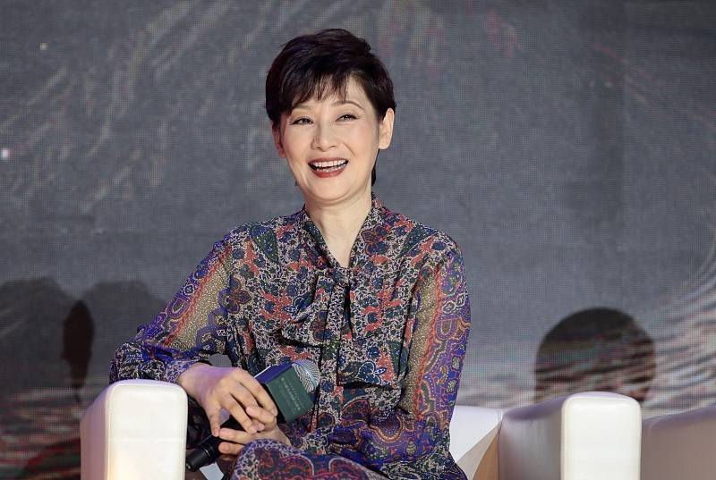 因为|徐帆的自然老去太美了，穿的裙子虽然很浮夸，但气场还是那么优雅