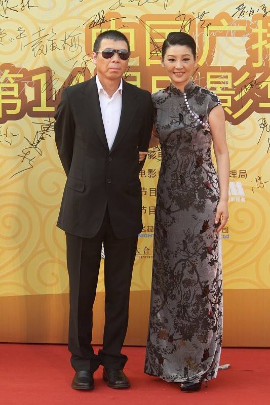 因为|徐帆的自然老去太美了，穿的裙子虽然很浮夸，但气场还是那么优雅
