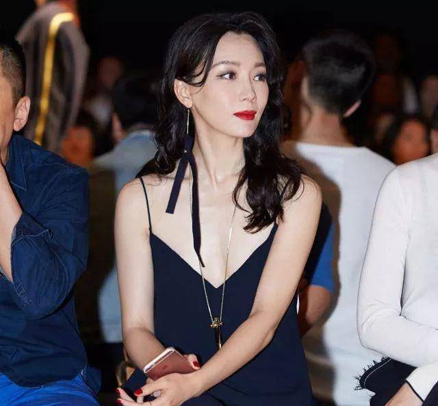 身材|陈数的“骨感”身材真美，吊带搭配西装裤，网友：美得让人心动！