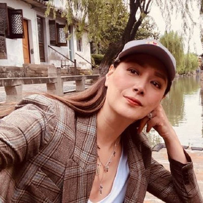 折扇|任达华妻子畅游江南水乡，穿西装手拿折扇“附庸风雅”，又飒又美
