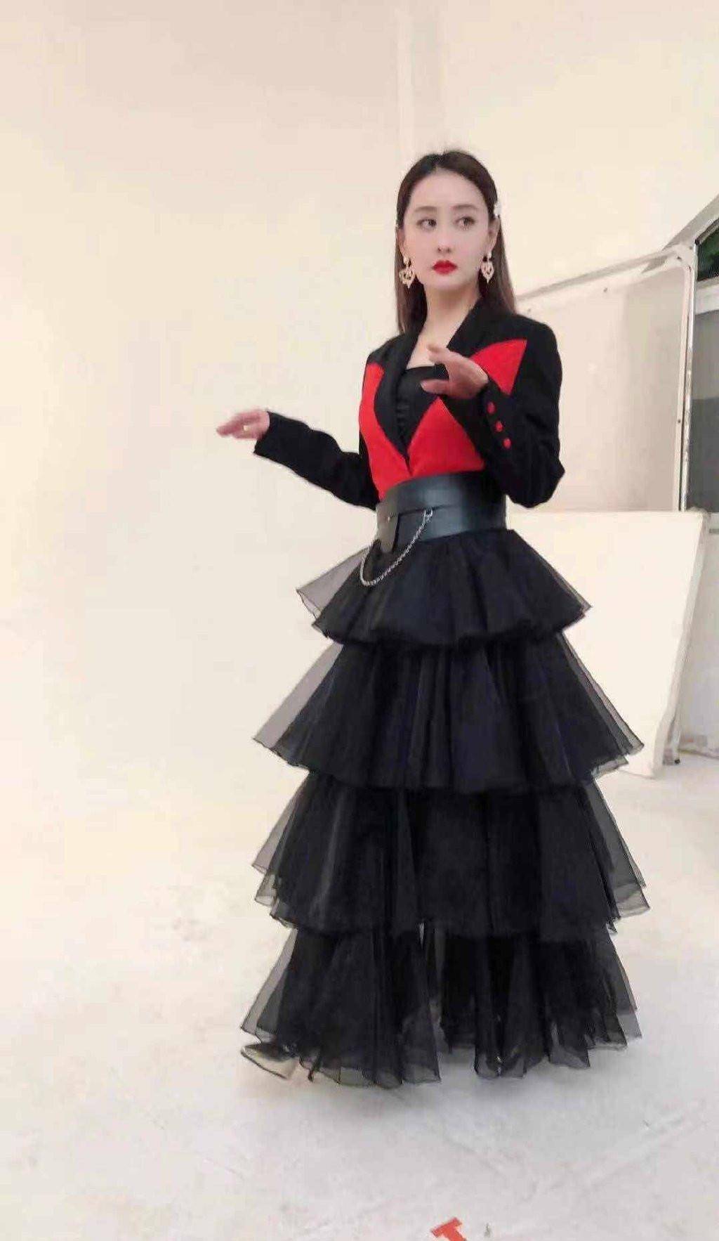 衣裙|陈德容罕见晒上班照，蛋糕裙踩“金靴”，不惧镜头双手环抱太惊艳