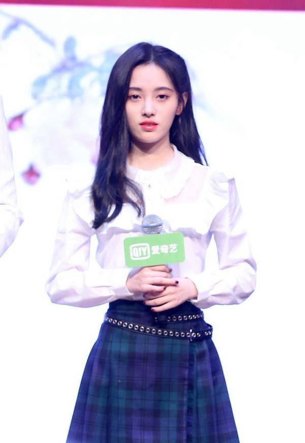 黑色|鞠婧祎虽然身材娇小，但这比例真让人羡慕，穿短裙露大长腿太迷人