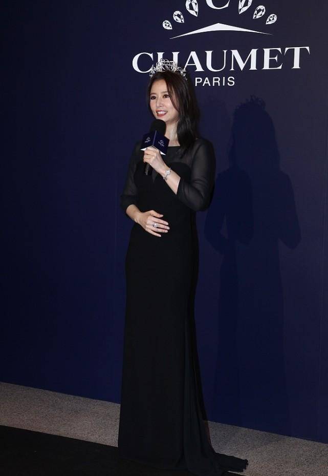 服装|林心如就算戴着王冠，感觉也挺接地气的，裙子透着肉，但却不低俗