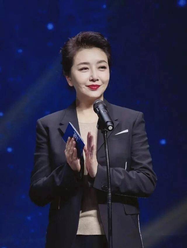 整体|53岁江珊穿得和普通人一样,气质却优雅迷人,一张天然脸真的抗老