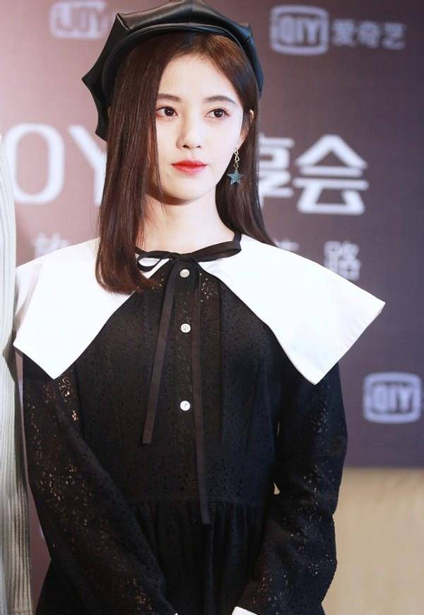 黑色|鞠婧祎虽然身材娇小,但这比例真让人羡慕,穿短裙露大长腿太迷人