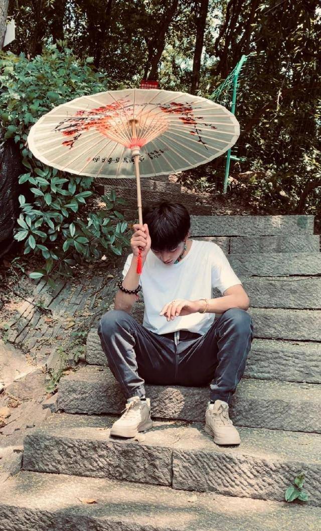 马甲|丁真穿潮装原来这么帅，工装马甲配束脚裤，潮流感不输流量明星