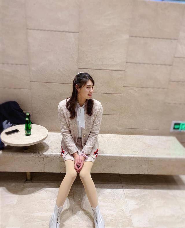四枚|“四枚奖牌”得主张雨霏，穿小香风套裙秀美腿，比冠军光环还耀眼