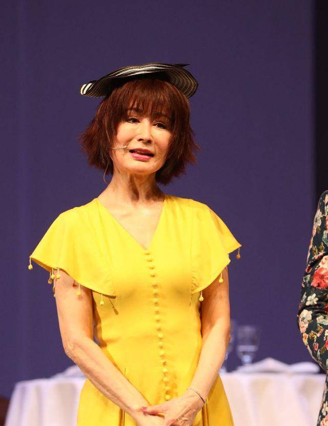 潘迎紫|70岁潘迎紫该服老了，穿V领裙录节目端庄，但满脸褶子显真实年龄