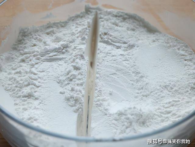 做法|炒面别直接炒，学会老一辈的做法，一次做一罐子，开水一冲就能吃