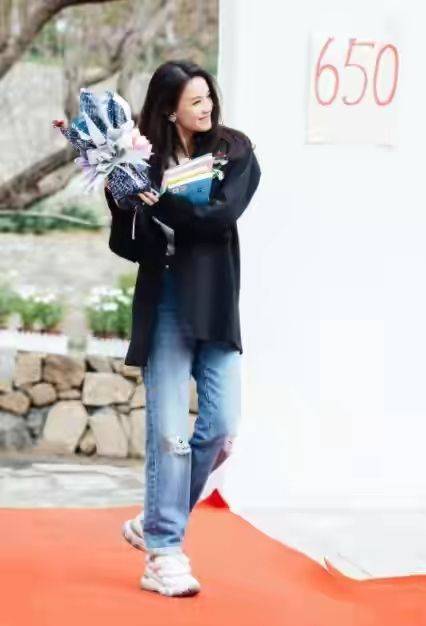 黑色|舒淇近照暴瘦出尖下巴,老了没必要刻意减肥,真实变老多优雅啊!