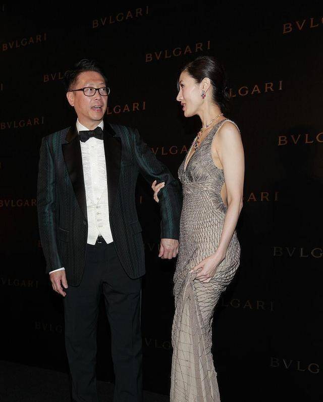 魅力|50岁李嘉欣与老公同框，穿露背礼服裙S身形尽显，不愧是豪门阔太