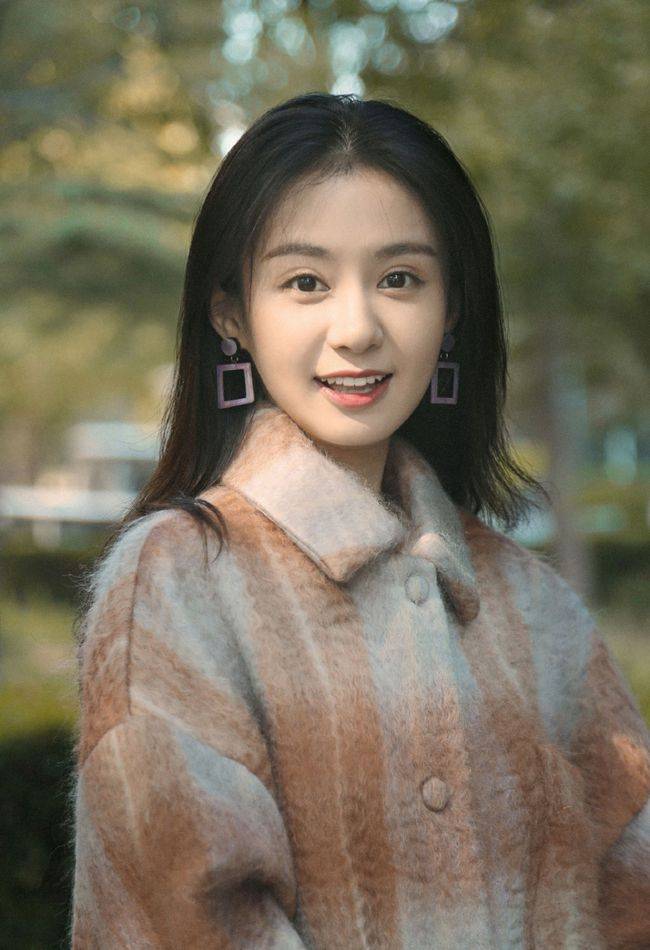 耳环|郑合惠子穿格纹大衣戴方块耳环，笑容甜美温暖可人，简直太可爱