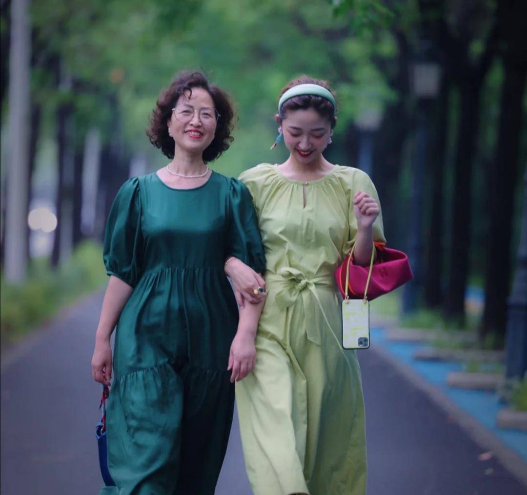 进行|60岁的女人更要穿出气质！这些姐姐的优雅穿搭，时髦高级显年轻